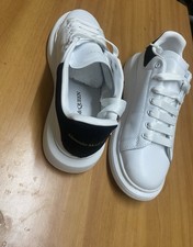 Scarpe Bianche eleganti. Mai