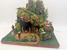 Presepe artigianale in grotta con Re Magi e pastori