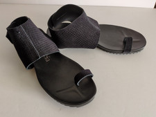 Sandali neri alla caviglia