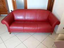 Divano in pelle 3 posti usato rosso corallo in ottimo stato per scarso utilizzo.