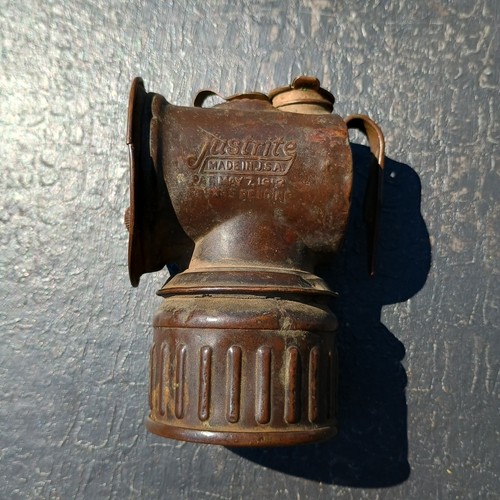 Antica lampada testa minatore
