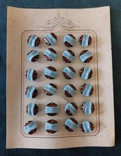 Bottoni Antichi Su Cartoncino