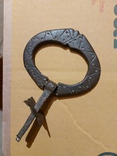 Antica Maniglia In Ferro Battuto Con Decori, Completa Di Piastrina E Fissaggio