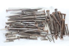 Lotto 80 antichi chiodi in ferro per restauro collezione con catenacci e pinza