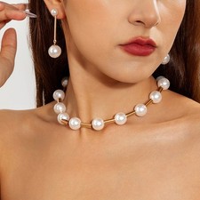 Set di orecchini e collana con