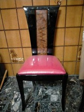 Sala da pranzo costituita da un tavolo massiccio con 6 sedie, un mobile dispensa