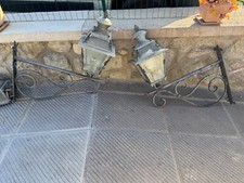 Lampione con braccio in ferro battuto, vetro temperato. Marca Tagliafico 1904