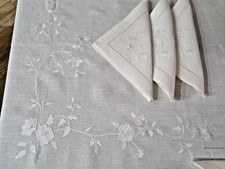 Tovaglia ricamata in puro lino