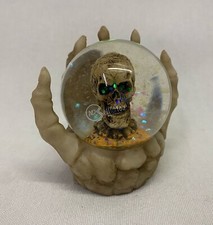 Palla di neve teschio nella