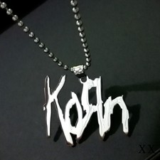 Ciondolo KORN in acciaio inox lucido con catena a sfera da 30 pollici abbinata