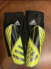 Parastinchi da calcio Adidas, colore giallo, con custodia