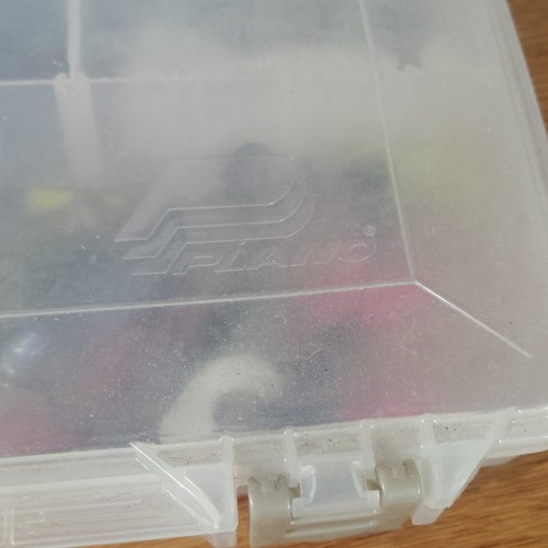 Plano tackle box con esca