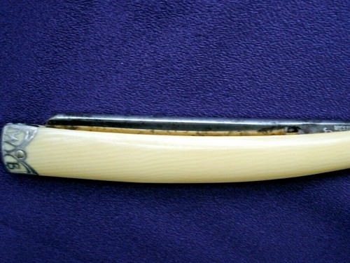 Antico rasoio dritto primi
