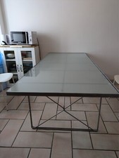 Tavolo Ikea di Niels Gammelgaard. Struttura in acciaio e vetro. Anni 80/90