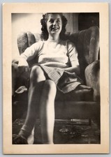 Foto vintage anni 40 bianco e nero giovane donna in poltrona sorridente