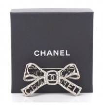 Spilla CHANEL 2020B Champagne Metallo Cristallo Coco Fiocco CC