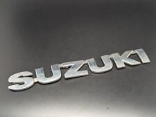 SUZUKI 175MM 77821-58J00 LOGO SIGLA EMBLEMA FREGIO STEMMA SCRITTA BADGE TARGA