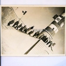 Foto in b/n il Duce si reca al porto per visitare i pescherecci di Zuara