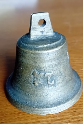 Antica campana con - campana, sigla