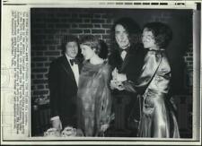 Foto stampa 1969 cantante Tiny Tim, Vicky Budinger, Mia Farrow e Andre Previn