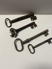 Antico lotto di chiavi in ferro battuto forgiate a mano.