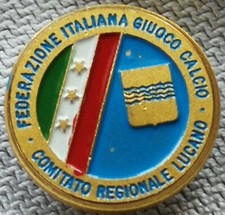 UN DISTINTIVO FIGC FEDERAZIONE