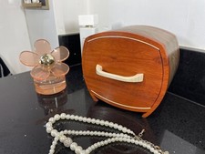 Insolito portagioie in legno