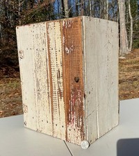 Armadio antico in legno bianco