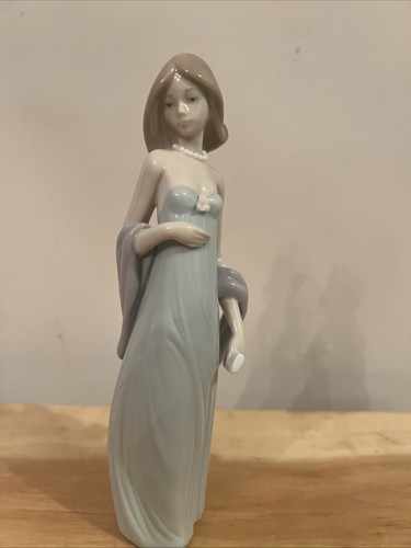 Lladro figurine ingenue woman - lladro,