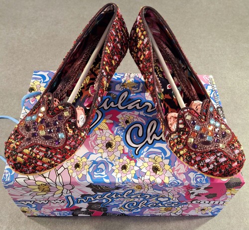 Scarpe con tacco irregolari - , a