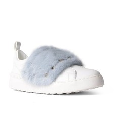 Sneakers VALENTINO Garavani in pelle bianca e pelliccia di visone blu con borchie EU36/UK3,5
