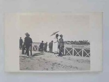 CARTOLINA - FOTO D'EPOCA CORSA DEI CAVALLI CON MILITARE E SIGNORA