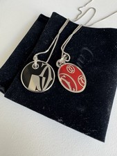 Doppio Ciondolo Cartier Il Rosso Ed Il Nero Metallo Con Collana In Argento 925