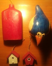 QUATTRO VECCHI SOPRAMMOBILI UCCELLO TONDO + CANDELA ROSSA + 2 CASETTE DI LEGNO