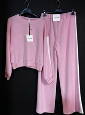 tuta rosa con strisce laterali