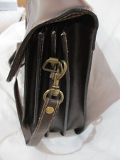 Borsa da lavoro in vero cuoio con tracolla, solida e raffinata.