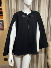 Cappa Nera con dettagli quali panno, laccetto al collo, tinta unita, collo tondo