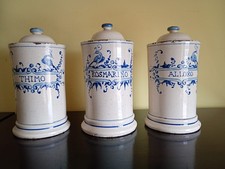 Tris di antichi vasi da