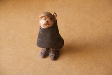 Statuina in terracotta cacciatore con mantello ArtePink, ceramica artigianale