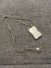 Collana e ciondolo placca logo