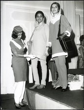 Foto vintage Divise hostess Pierre Cardin 1966 Ft 36382 - Stampa 24x18 cm