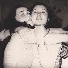 Due donne che tengono - donne,