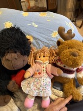 Tre Peluche a Bimba Scimmia E