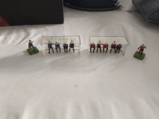 Subbuteo Accessori Completi – 2 Panchine, Arbitri, Raccattapalle e Bandierine