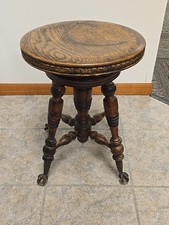 Antico sgabello pianoforte