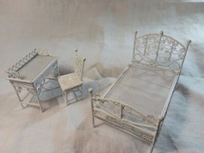 Lettino Metallo Bambola laccato bianco 15x9x11 cm, scrivania e sedia 