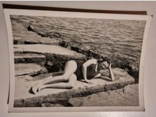17911. Fotografia d'epoca donna  sexy costume mare gambe 1963 italia - 10,5x7, 5