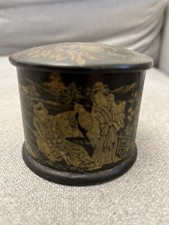 Portagioie orientale laccato nero con disegni dorati di samurai