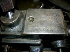 ANTICA MACCHINA ORLATRICE A MANOVELLA PER LAMIERE.UNIZIO 900