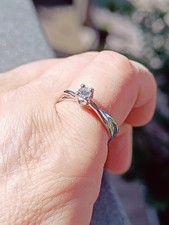 Anello in oro 18 kt con diamante solitario 0.2 carati